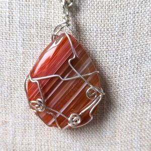 Agate wire wrapped pendant.  22" silver chain.  Honey orange. New, Artisan, Box
